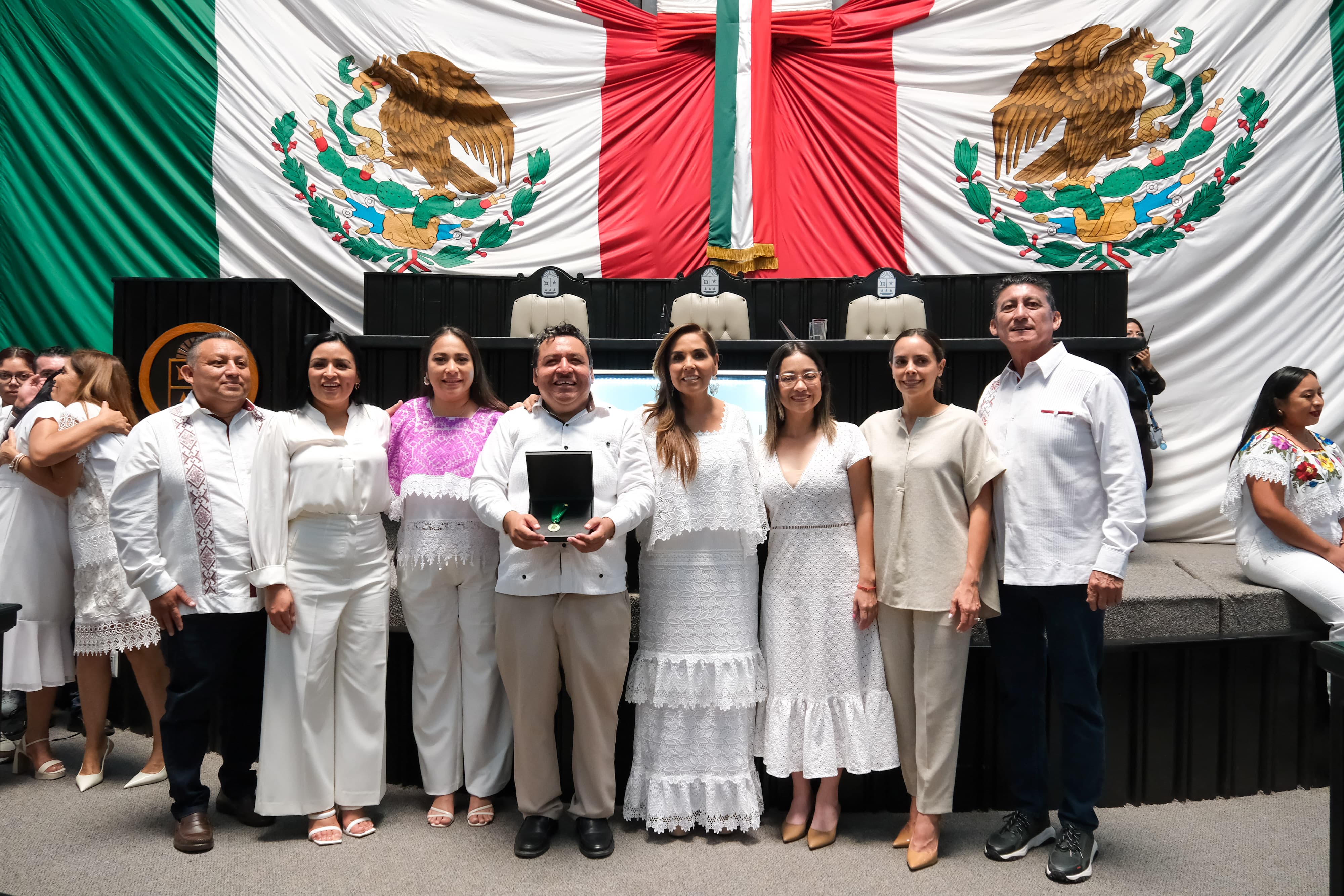 ATESTIGUA ANA PATY PERALTA ENTREGA DE MEDALLA AL MÉRITO INDÍGENA MAYA ...