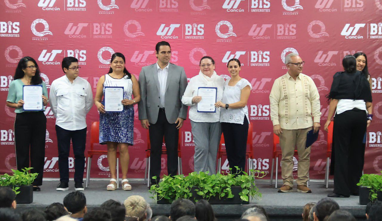ATESTIGUA ANA PATY PERALTA ENTREGA DE RECONOCIMIENTOS A PERSONAL DE LA UT
