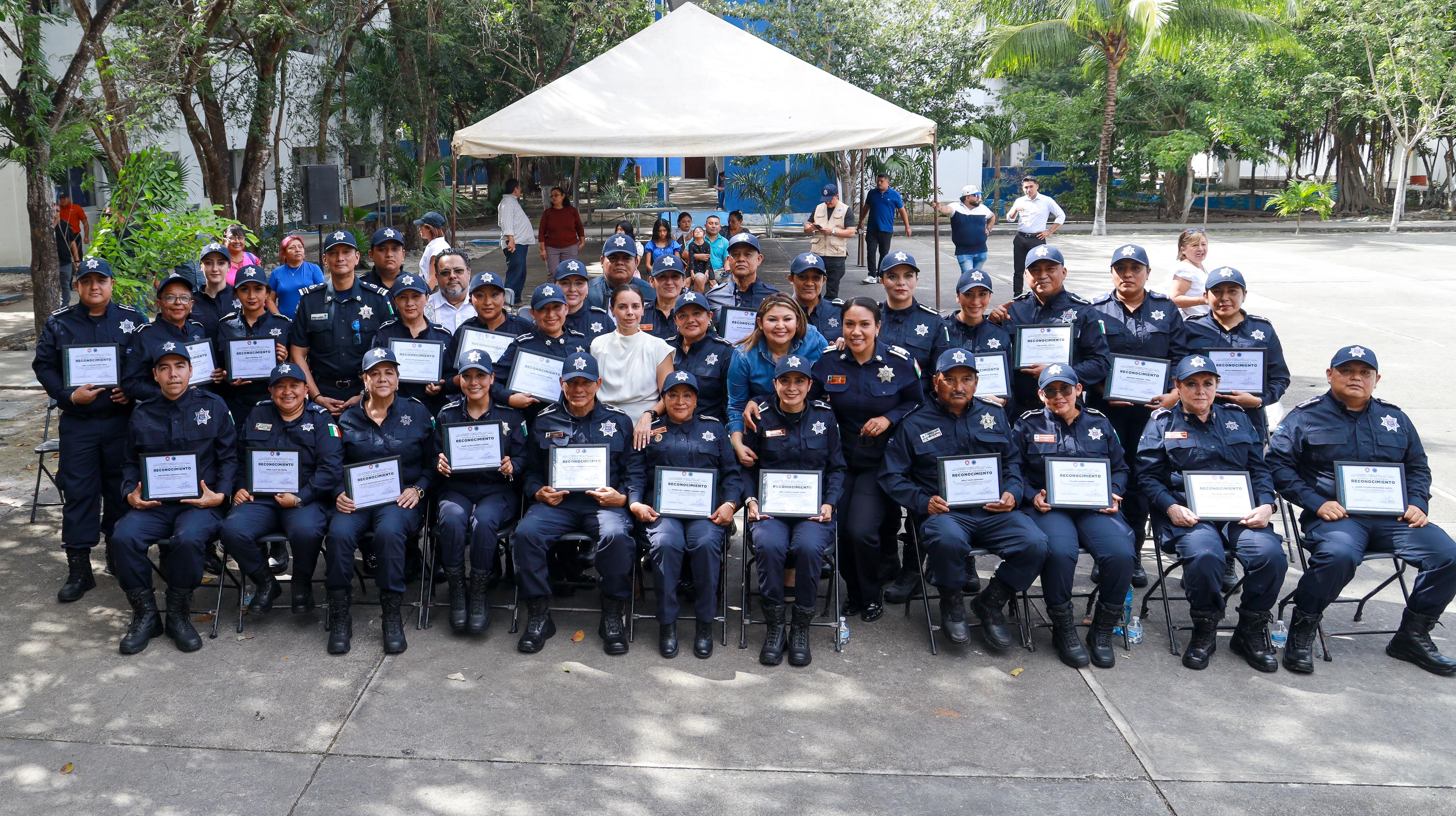 HONRA ANA PATY PERALTA AL PERSONAL DE PREVENCIÓN DEL DELITO EN CANCÚN