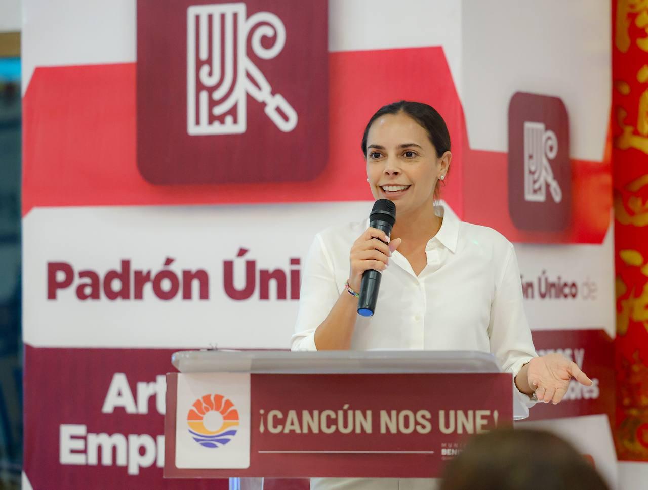 ENTREGA ANA PATY PERALTA 100 CREDENCIALES A ARTESANOS Y EMPRENDEDORES