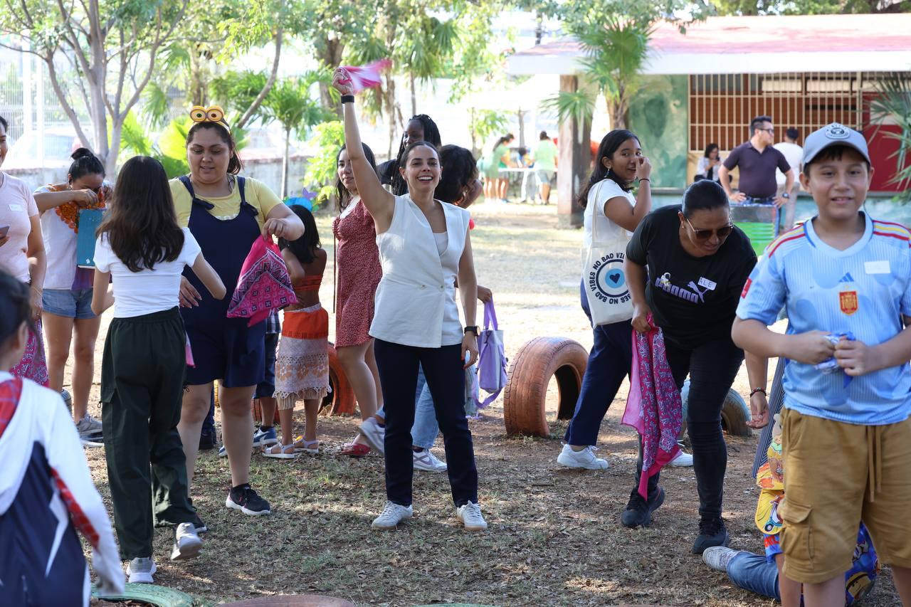 CELEBRA ANA PATY PERALTA A NIÑAS Y NIÑOS DE LA ESCUELA DE INICIACIÓN ...