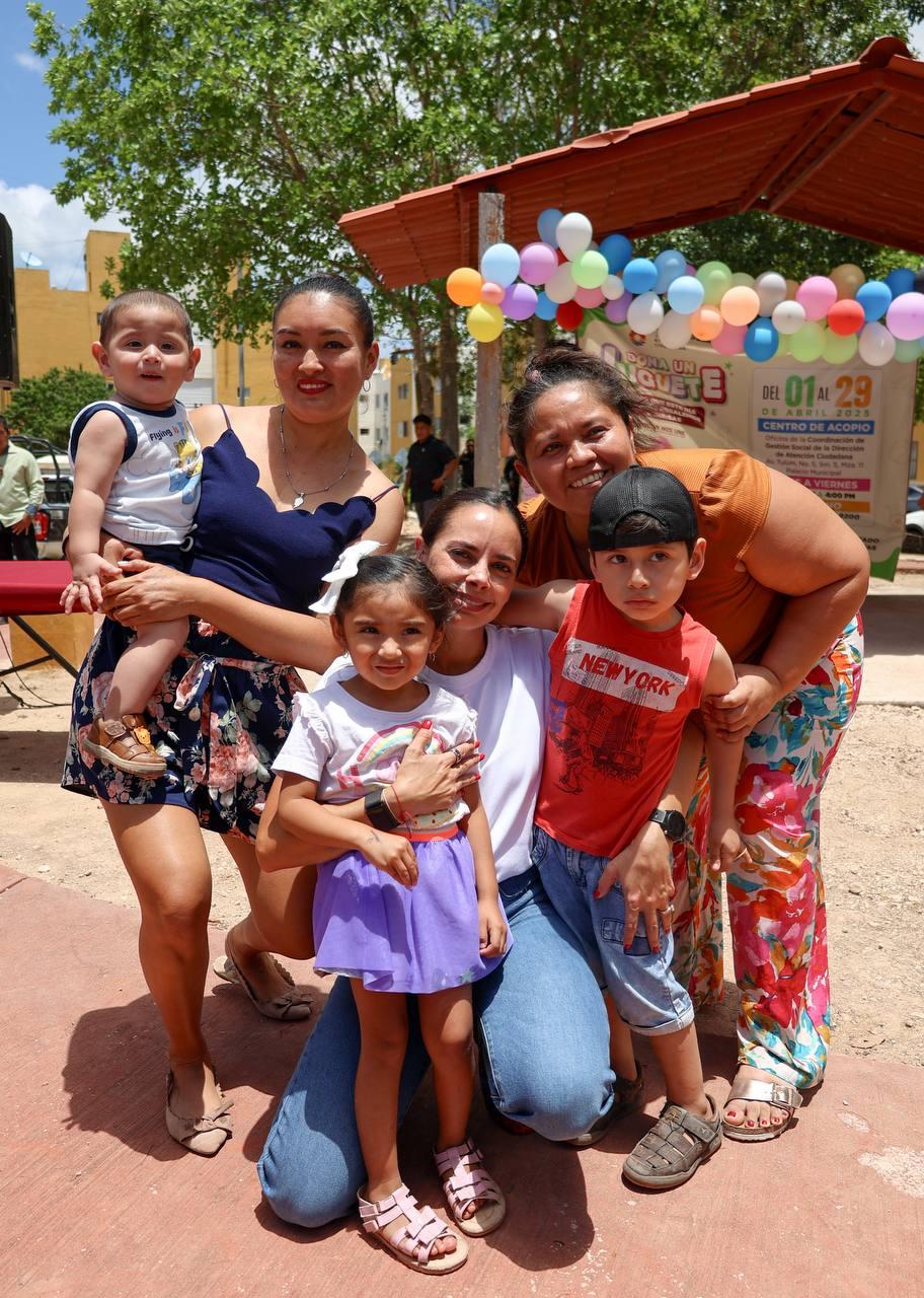 FESTEJA ANA PATY PERALTA DÍA DE LAS NIÑAS Y NIÑOS EN LA SM 249
