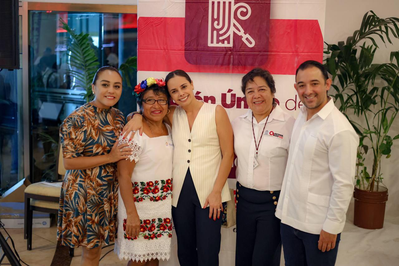 ENTREGA ANA PATY PERALTA 79 CREDENCIALES Y CERTIFICADOS A EMPRENDEDORES ...