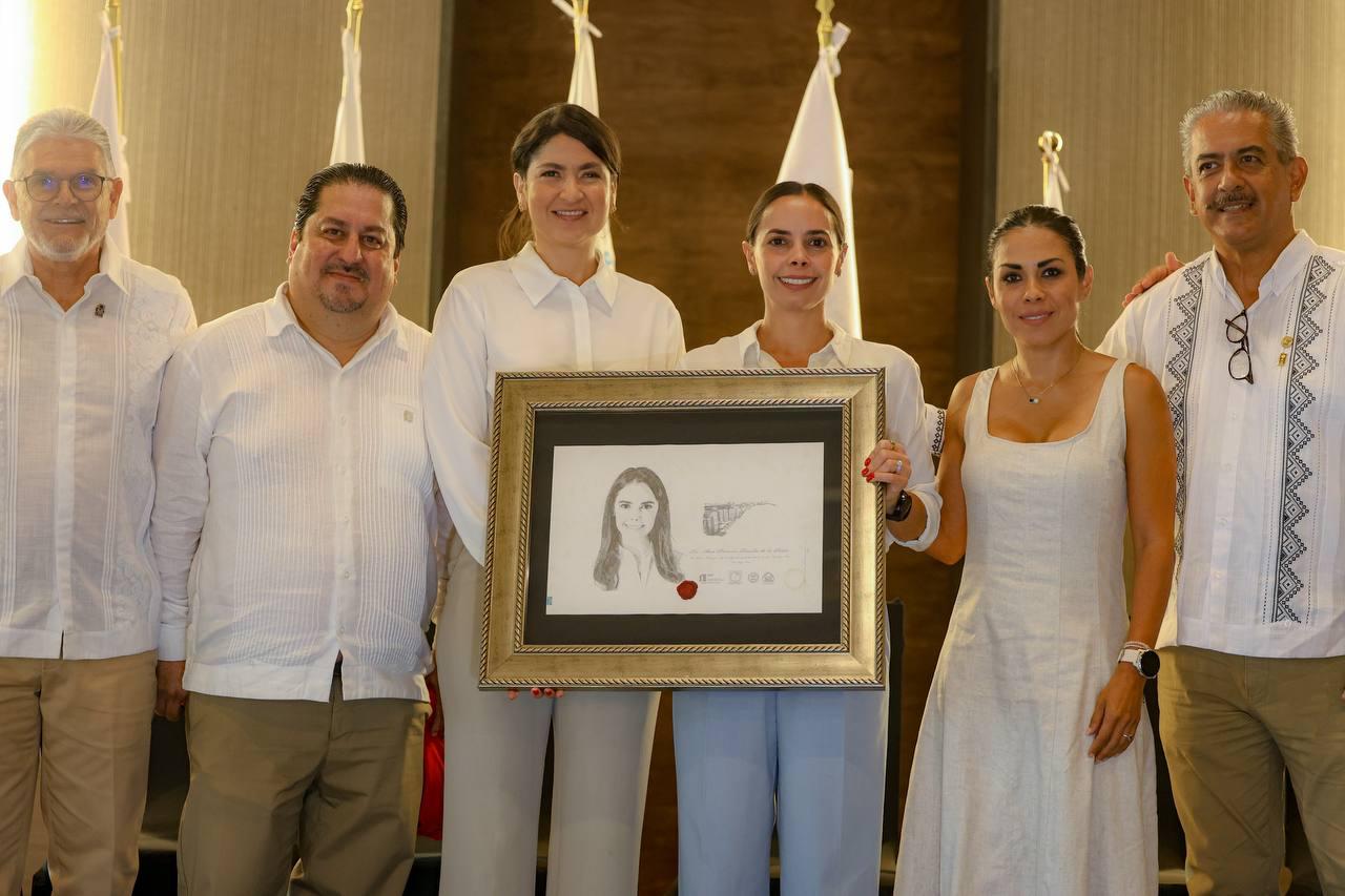 ENTREGA ANA PATY PERALTA CREDENCIALES Y REGISTROS A PERITOS DE OBRA