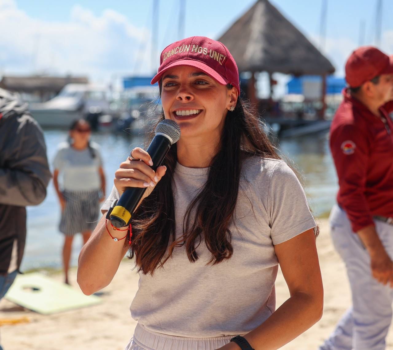 PROMUEVE ANA PATY PERALTA LAZOS DE UNIÓN EN FAMILIAS CANCUNENSES