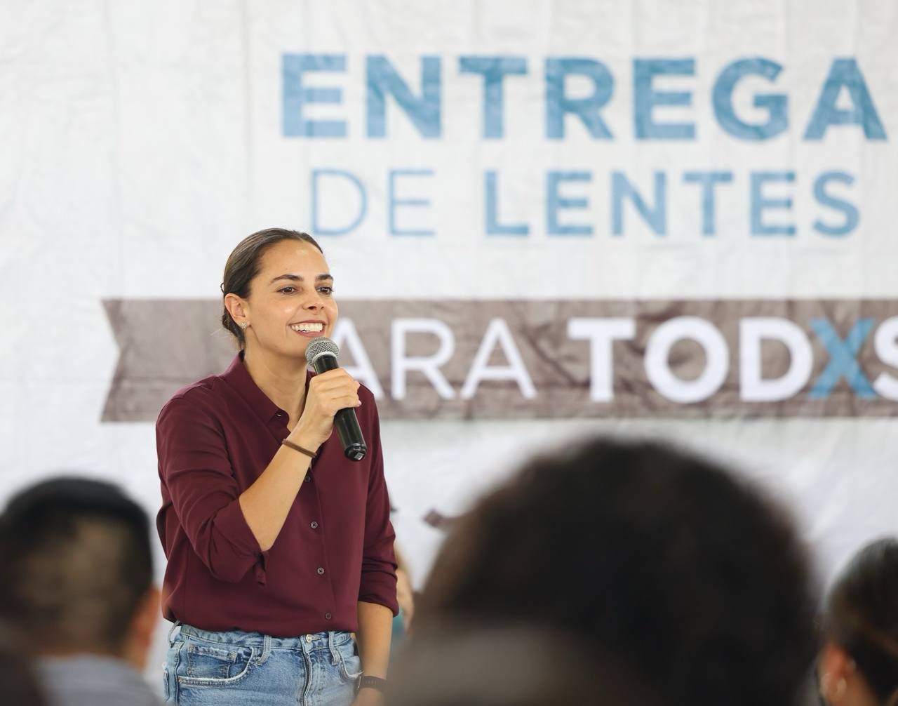 ENTREGA ANA PATY PERALTA LENTES A JÓVENES CANCUNENSES