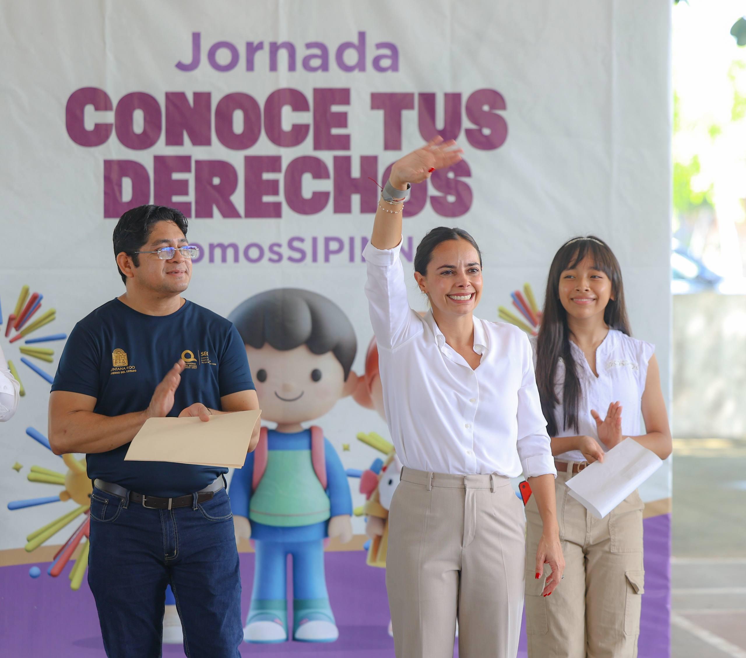 ENSEÑA ANA PATY PERALTA A NIÑAS Y NIÑOS A CUIDAR SUS DERECHOS