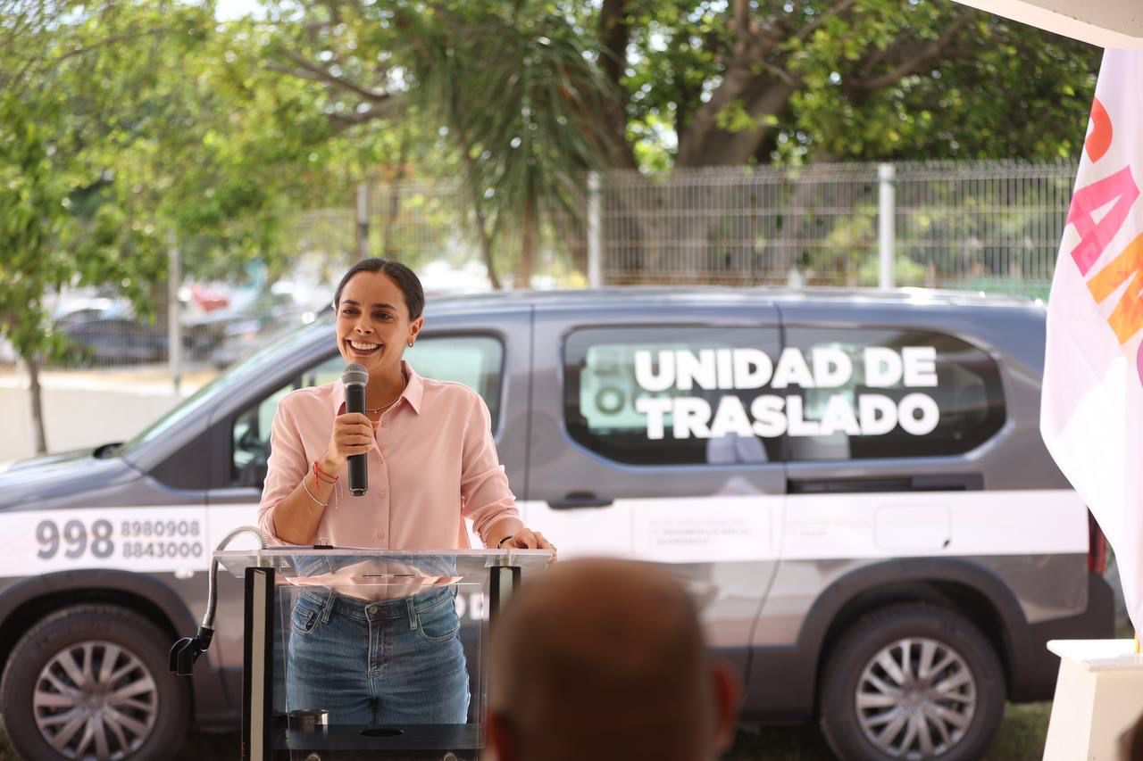 ENTREGA ANA PATY PERALTA UNIDAD MÓVIL A CDC DE CANCÚN