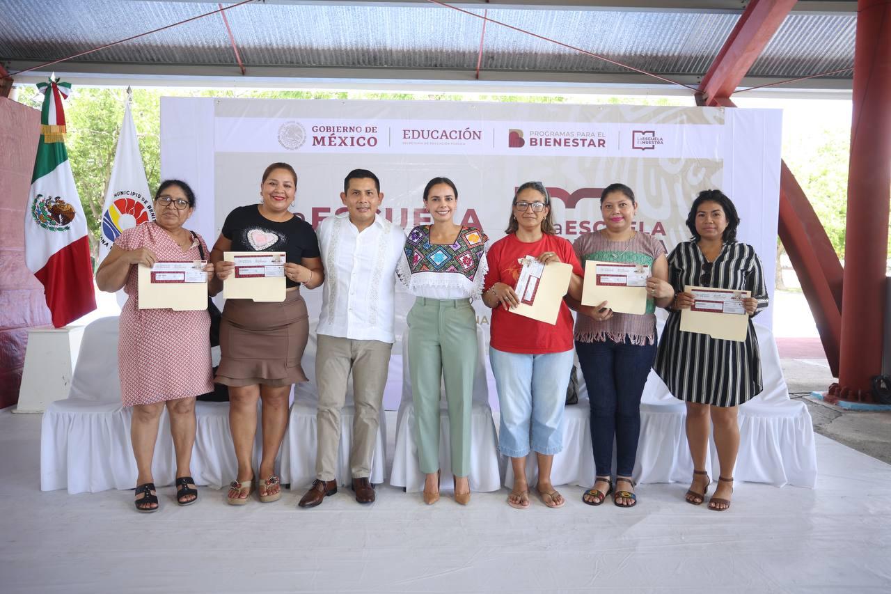 ATESTIGUA ANA PATY PERALTA ENTREGA DE TARJETAS DE “ESCUELA ES DIGNA”