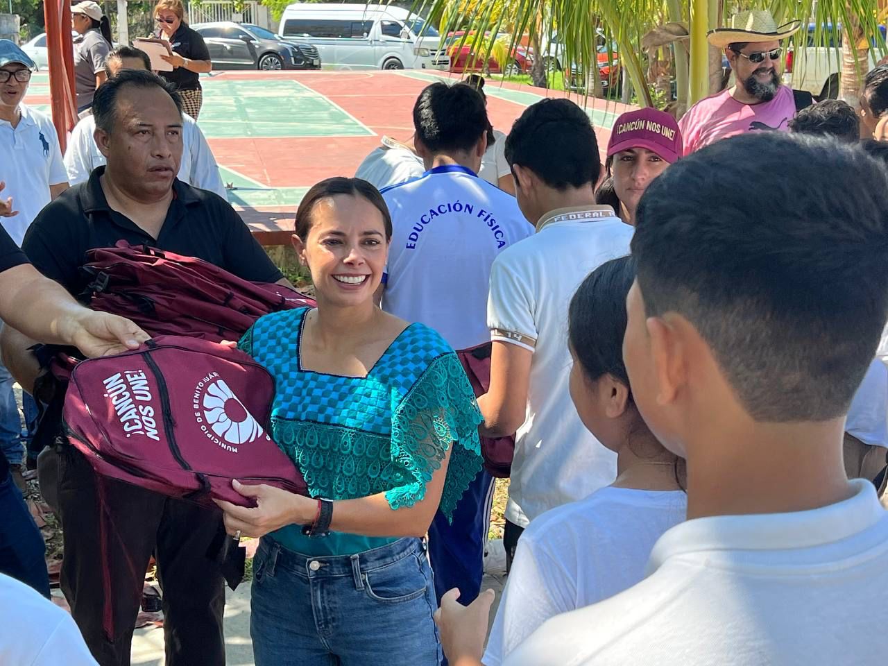 ENTREGA ANA PATY PERALTA ÚTILES ESCOLARES A ESTUDIANTES