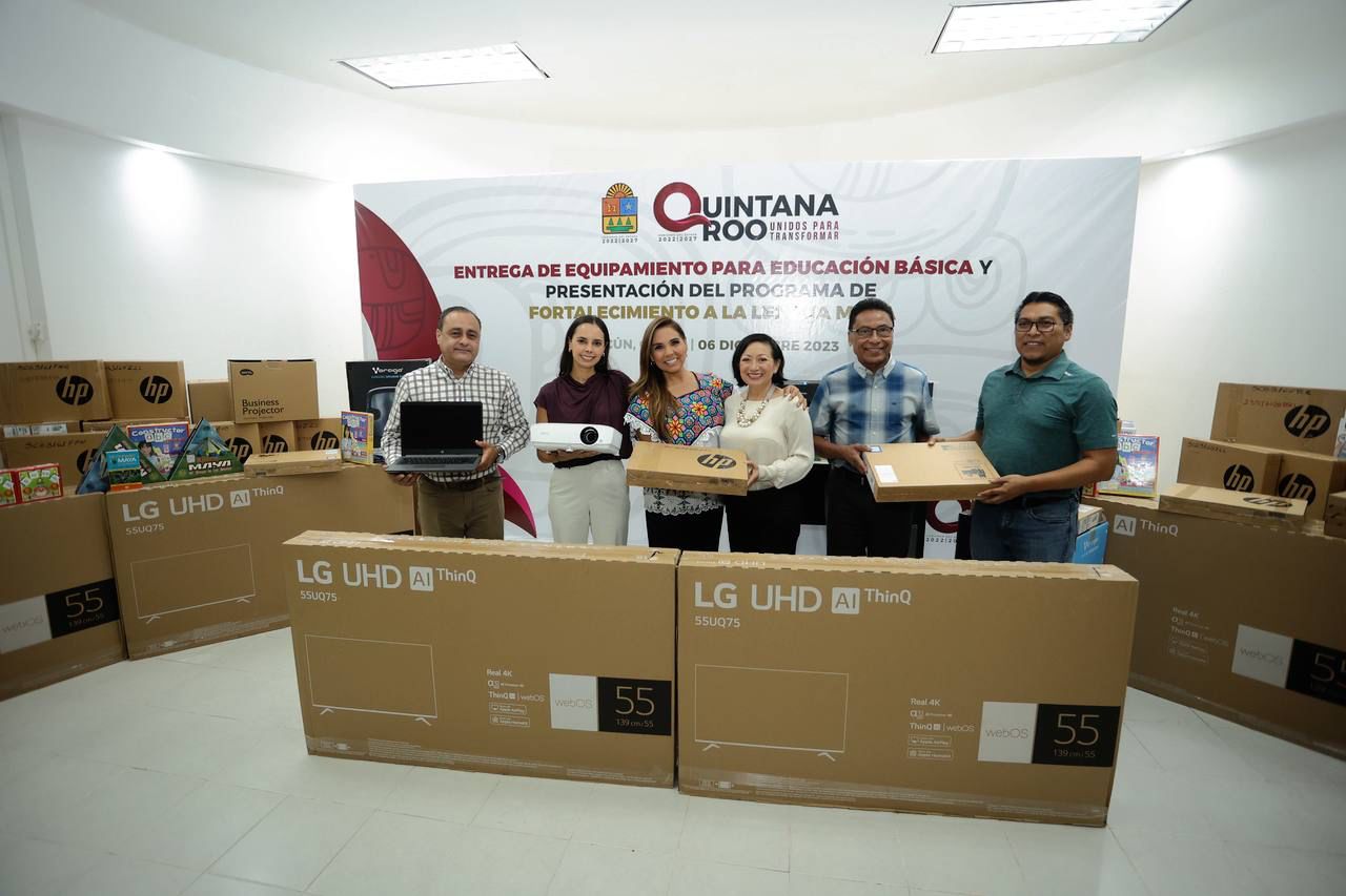 La Presidenta Municipal atestigua entrega de equipamiento a escuelas de ...