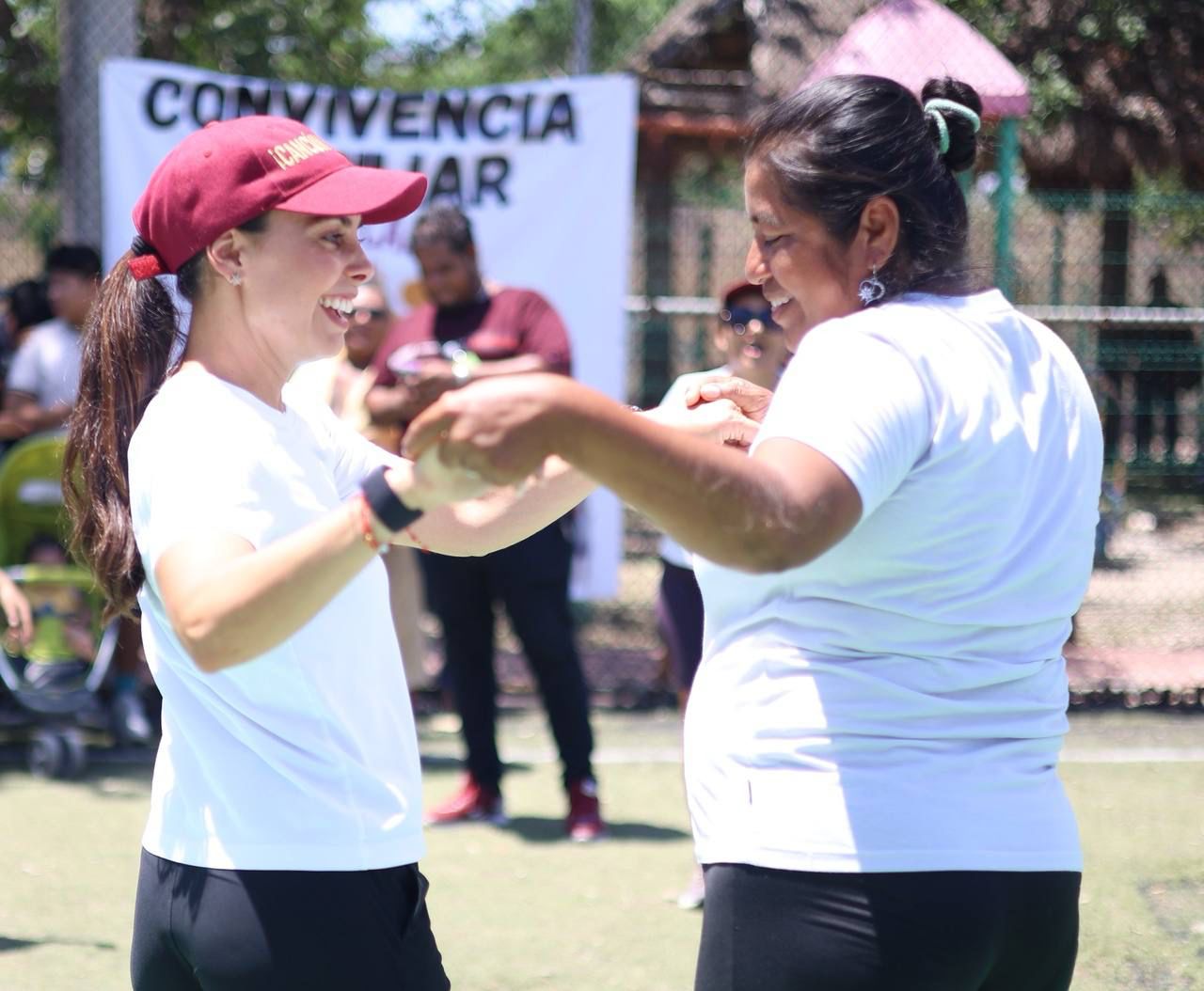 CONVIVE ANA PATY PERALTA CON VECINOS DE LA SUPERMANZANA 236
