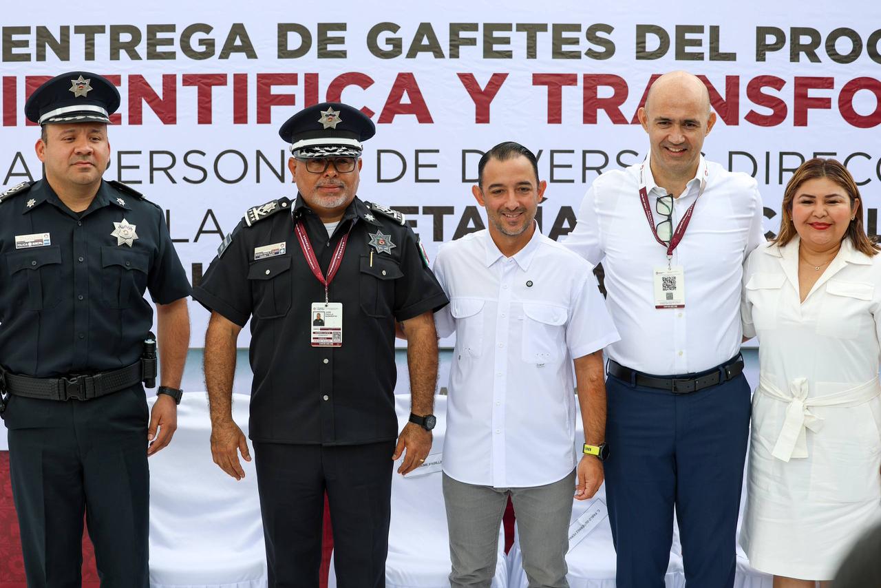 Asimismo, se procedió a la entrega de losgafetes, siendo el primero al ...