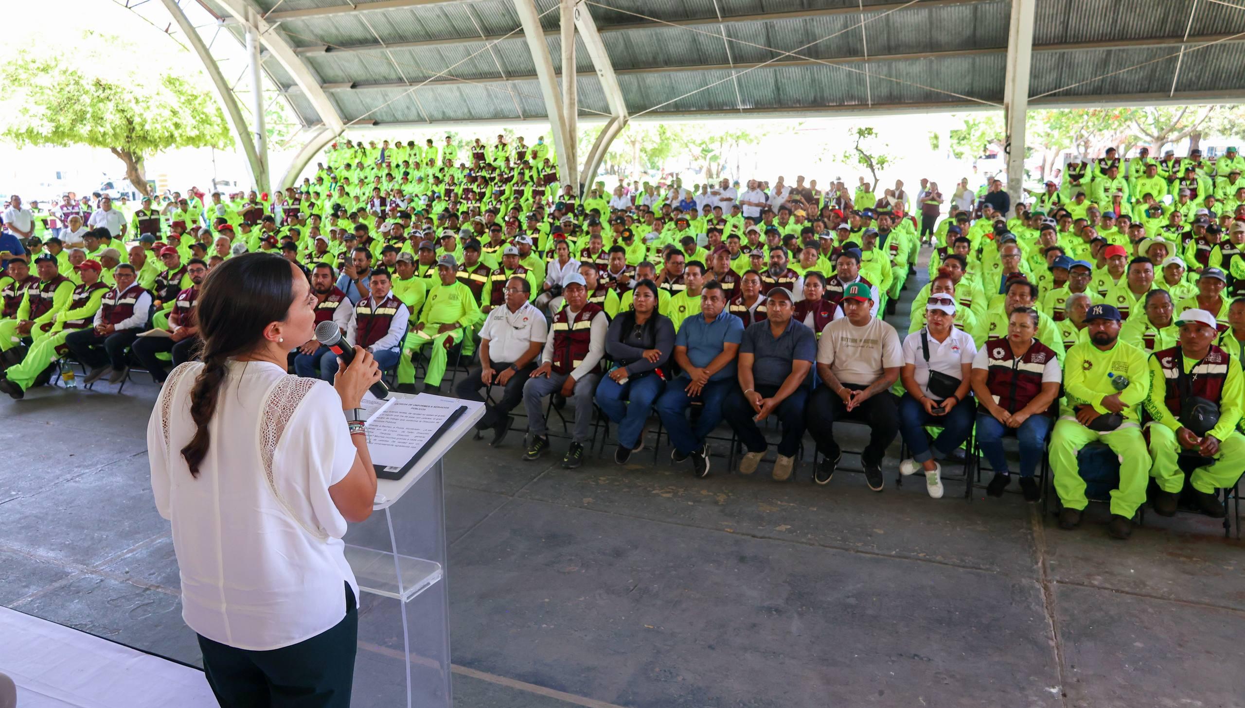 ENTREGA ANA PATY PERALTA UNIFORMES AL PERSONAL DE SERVICIOS PÚBLICOS ...