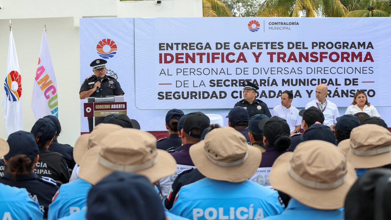 Asimismo, se procedió a la entrega de losgafetes, siendo el primero al ...