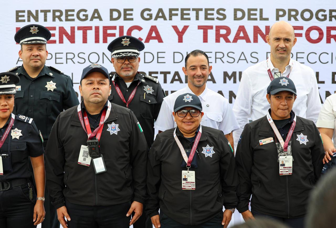 Asimismo, se procedió a la entrega de losgafetes, siendo el primero al ...