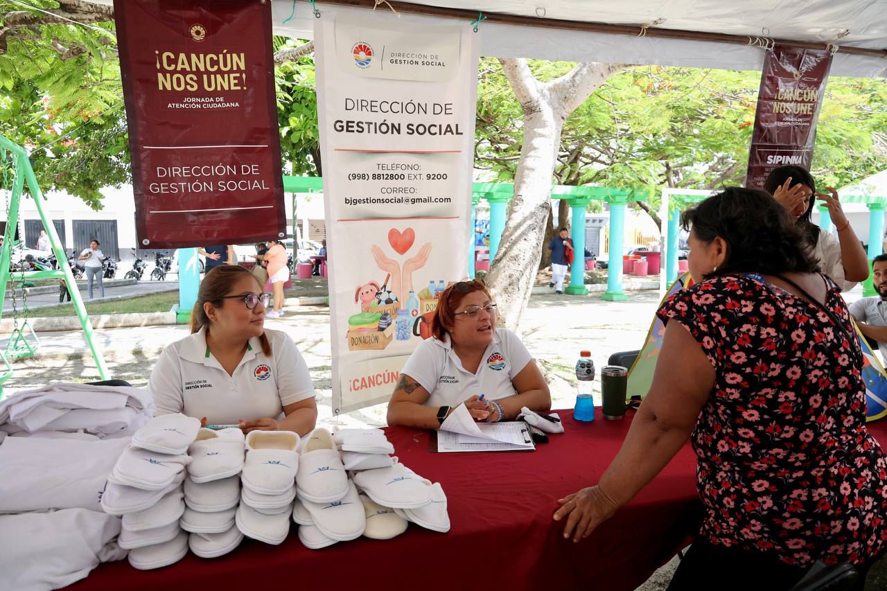 ESCUCHA ANA PATY PERALTA DE VIVA VOZ A CANCUNENSES EN LA SM. 93